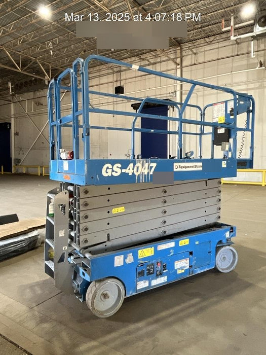 2019 Genie GS-4047 Folding rails with half height swing gate