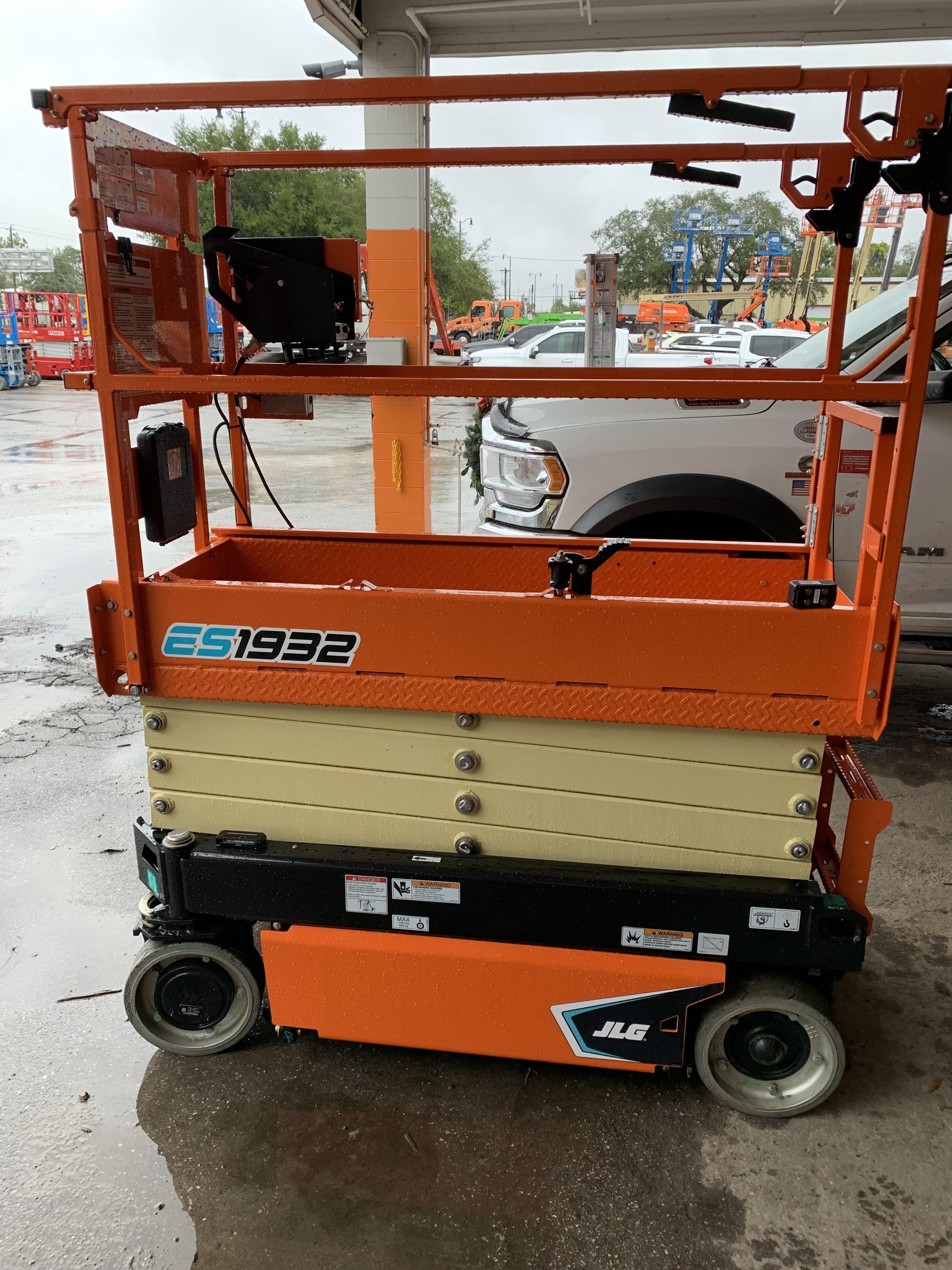 2021 JLG ES1932
