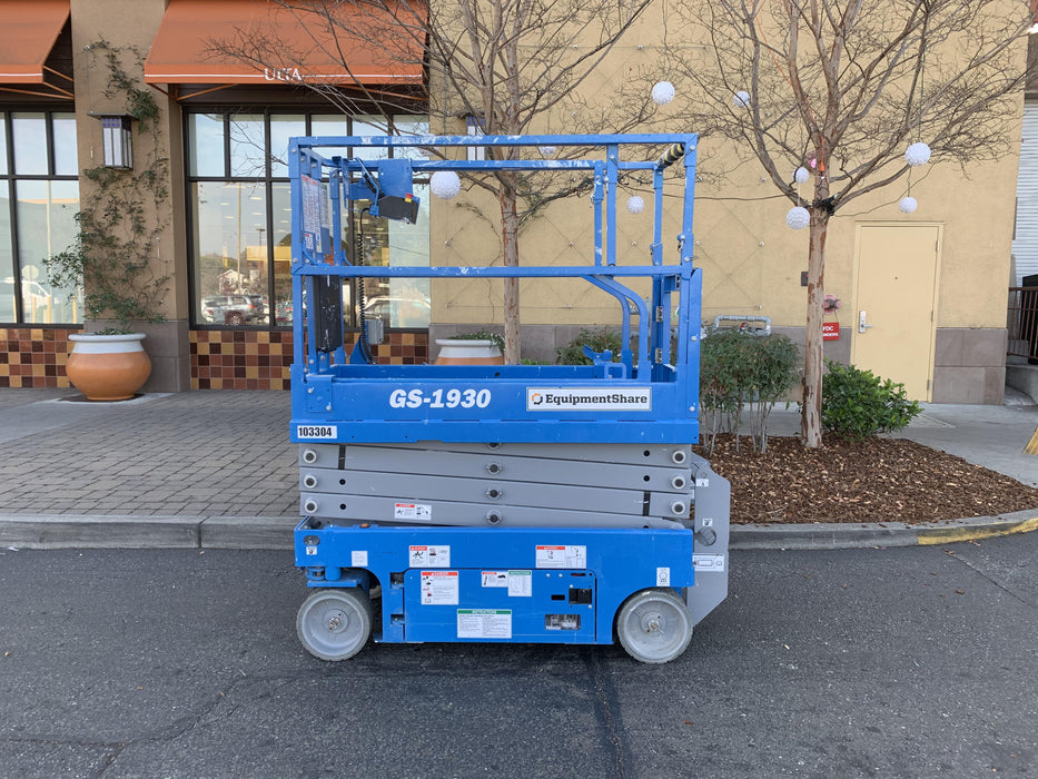 2020 Genie GS-1930 Solid Non Marking Tires, Beacon, Folding rails with half height swing gate, 800W Inverter