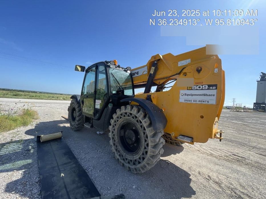 2018 JCB 509-42 74 HP w/CAB/HVAC, Beacon, Aux Hydraulics, Worklights, Solid Tires