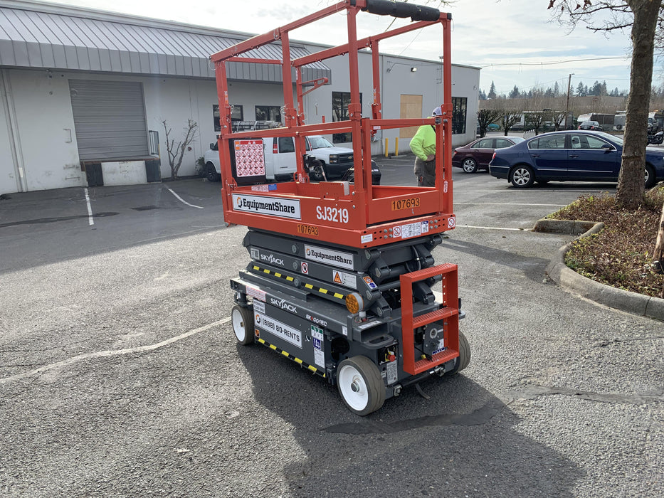 2020 Skyjack SJIII-3219 Solid NM Tires, Half height spring hinged entry gate, Dual Beacons, 800W Inverter