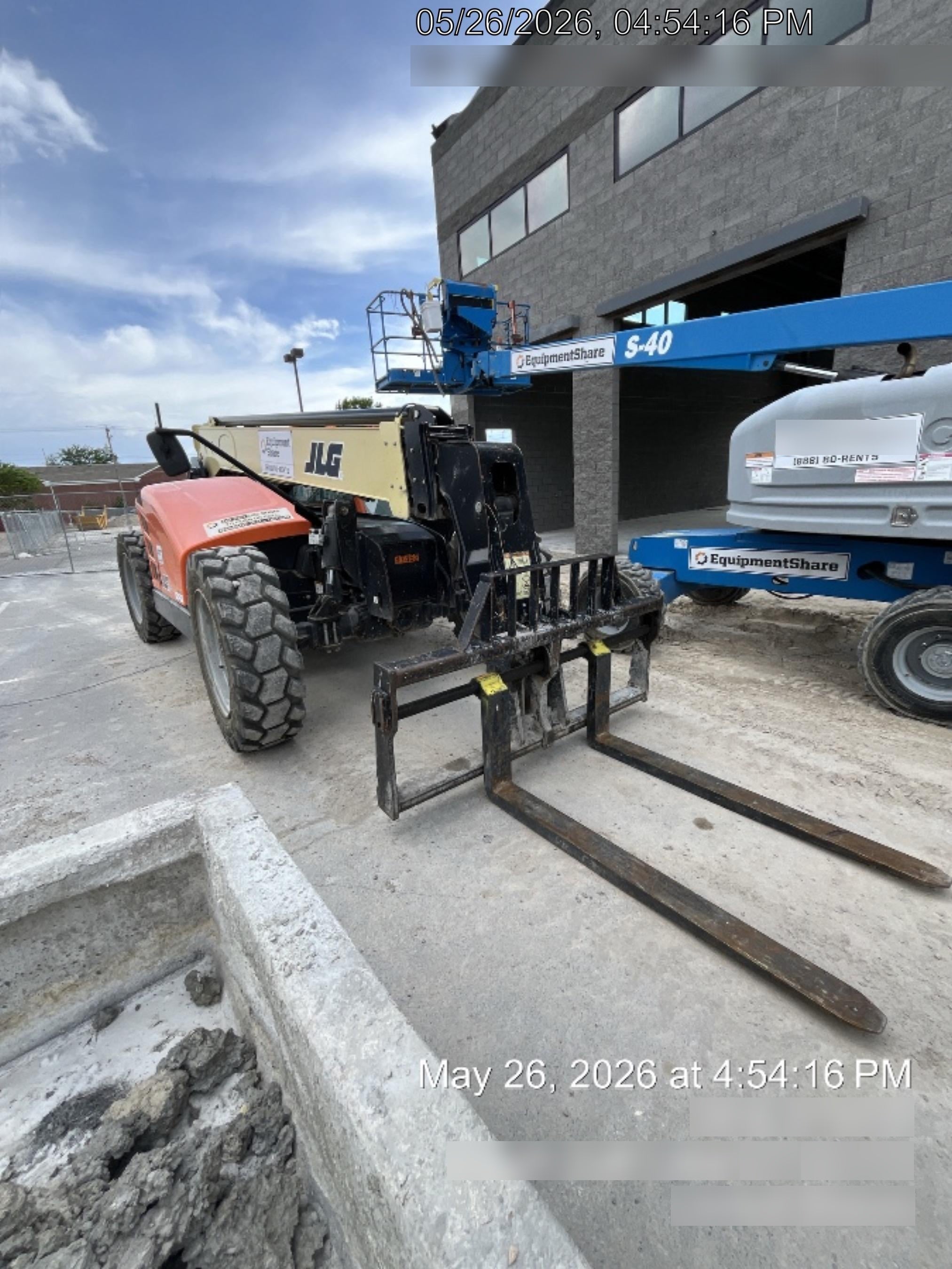 2017 JLG 742