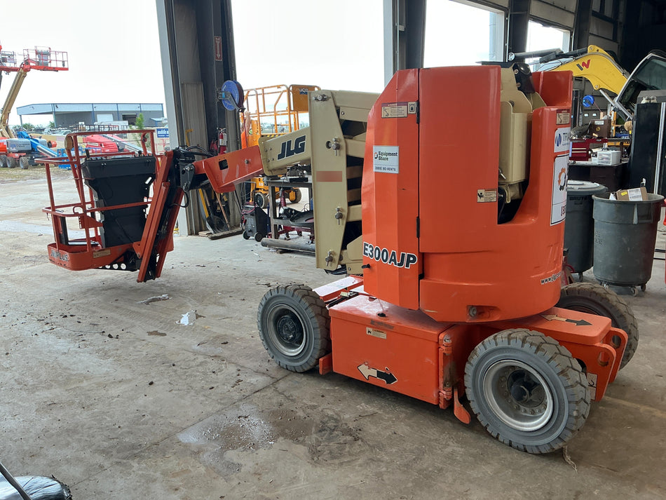 2019 JLG E300AJP