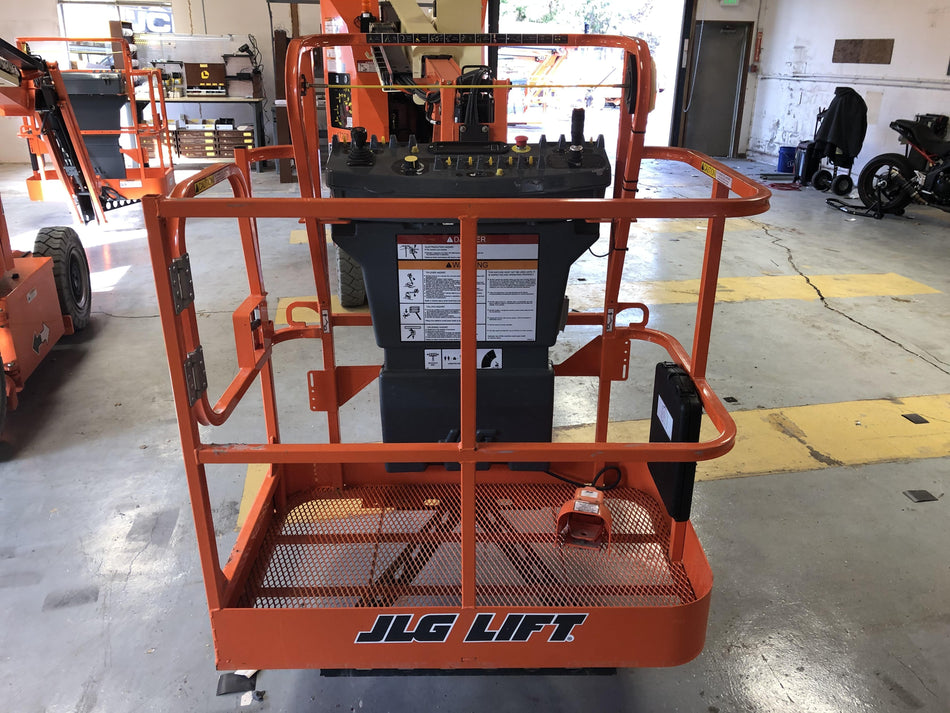 2019 JLG E300AJP