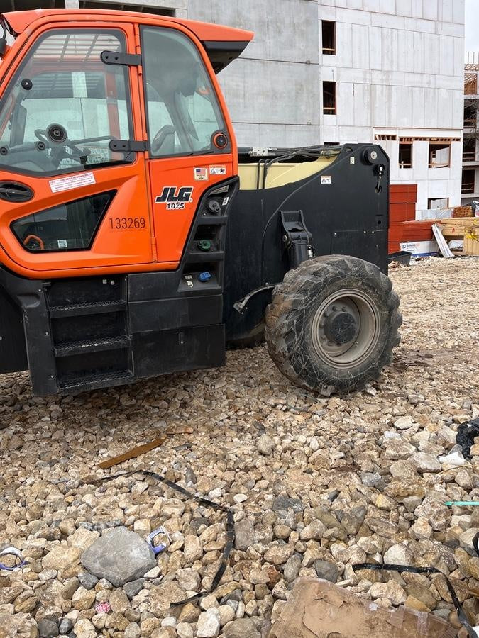2021 JLG 1075