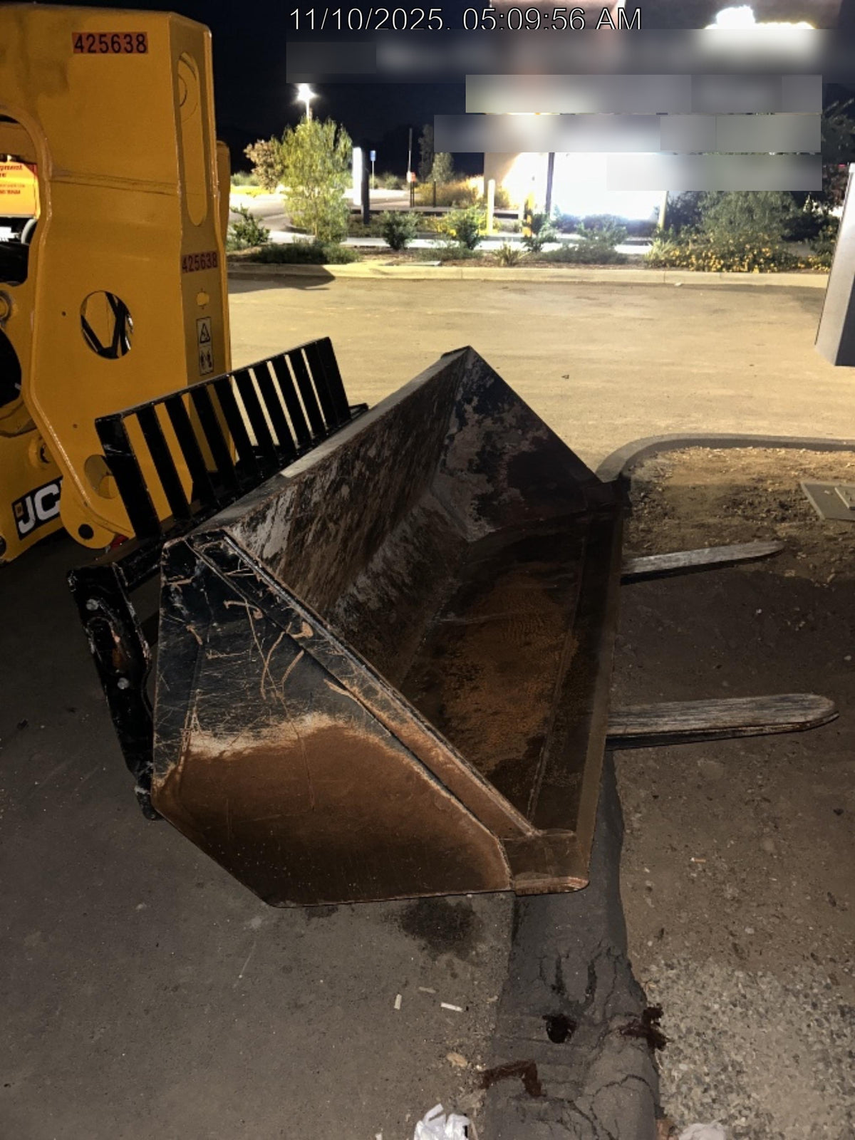 2022 JLG 1001100823
