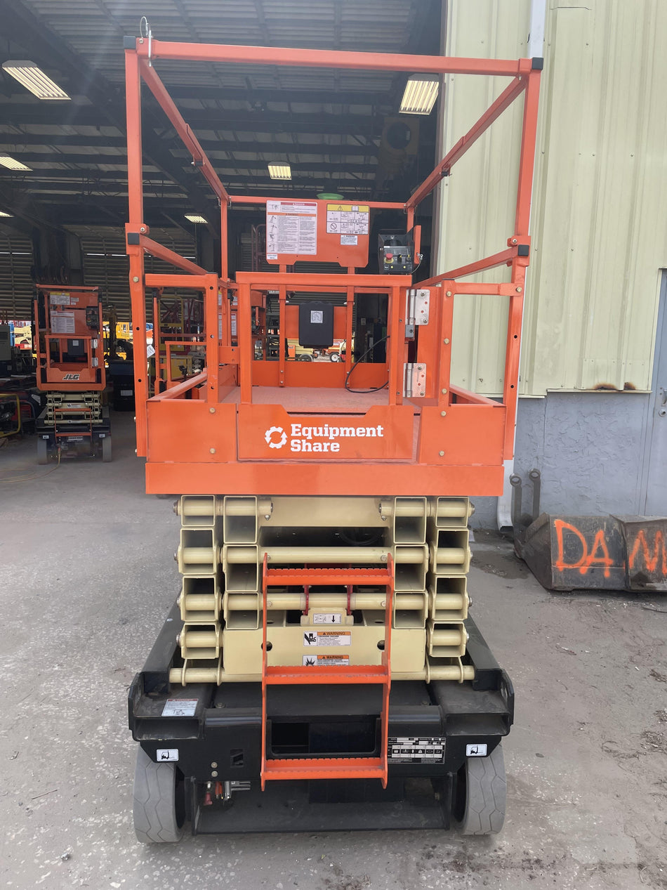 2023 JLG ES3246