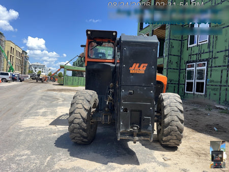2021 JLG 1075