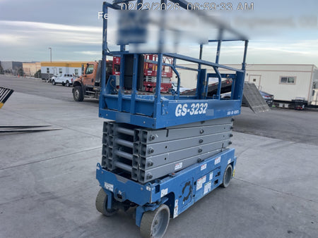 2019 Genie GS-3232 Folding rails with half height swing gate, 800 Amp Inverter
