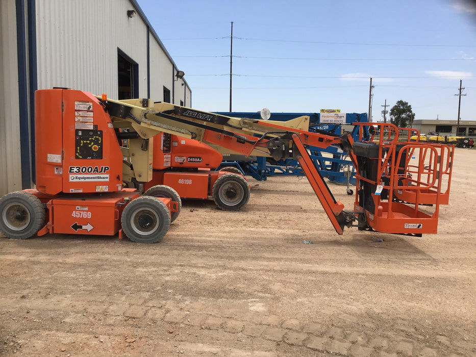 2019 JLG E300AJP