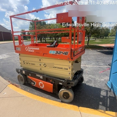 2023 JLG ES3246