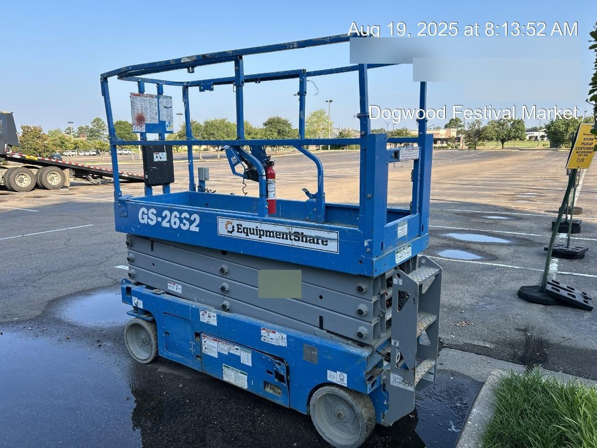 2019 Genie GS-2632 Folding rails with half height swing gate