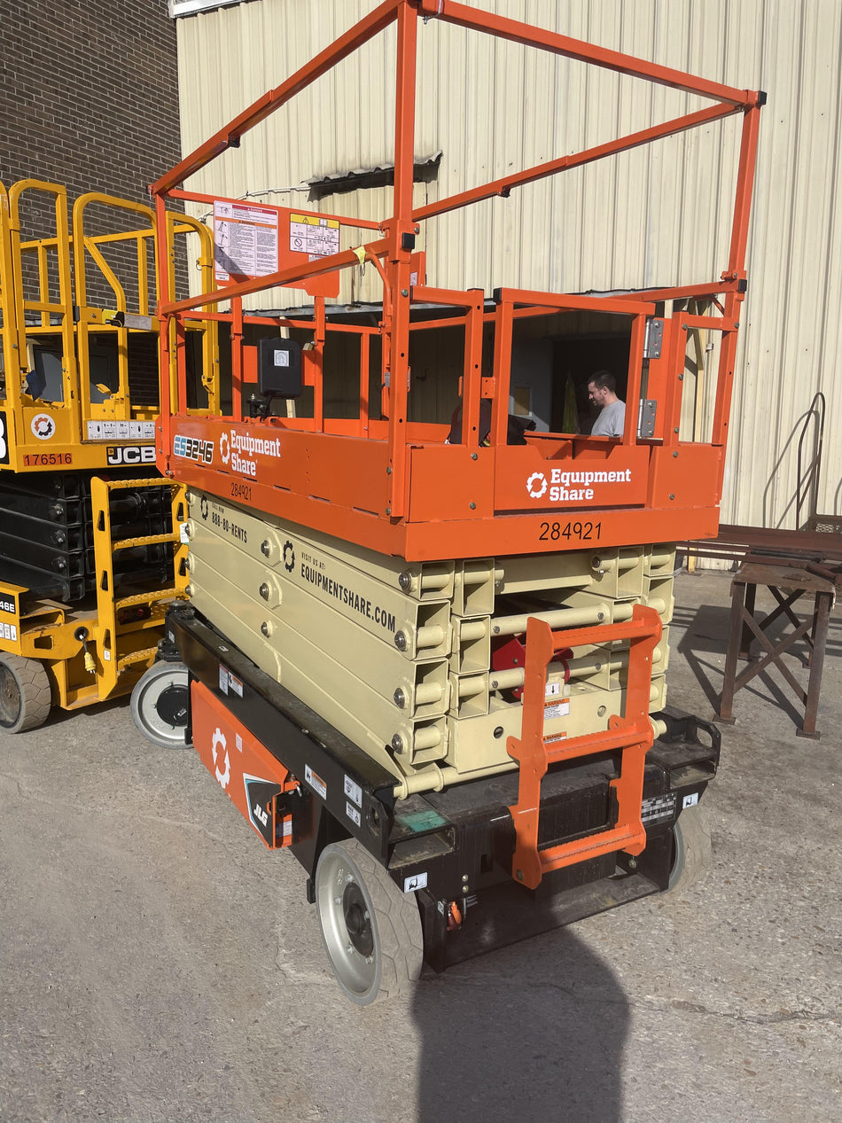2022 JLG ES3246
