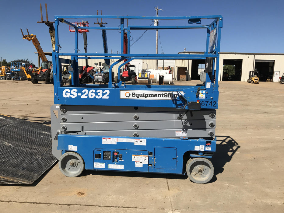 2019 Genie GS-2632 Folding rails with half height swing gate