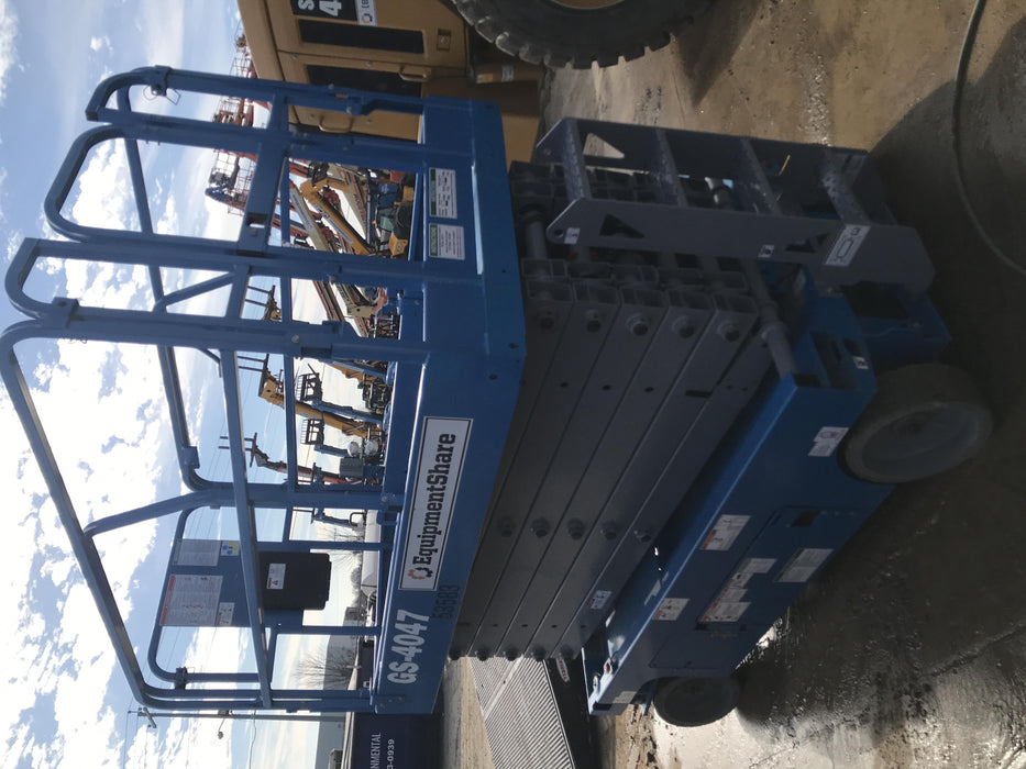 2019 Genie GS-4047 Folding rails with half height swing gate