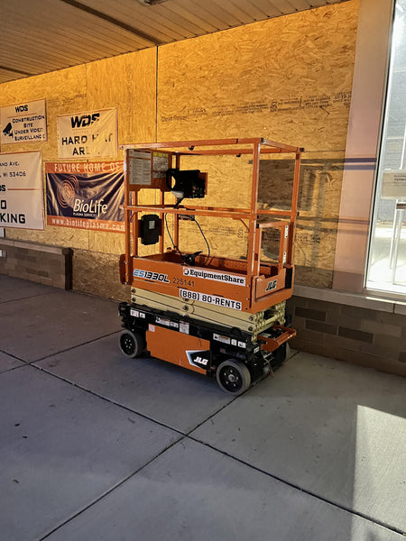 2022 JLG ES1330L