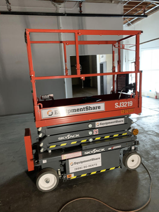 2020 Skyjack SJIII-3219 Solid NM Tires, Half height spring hinged entry gate, Dual Beacons, 800W Inverter