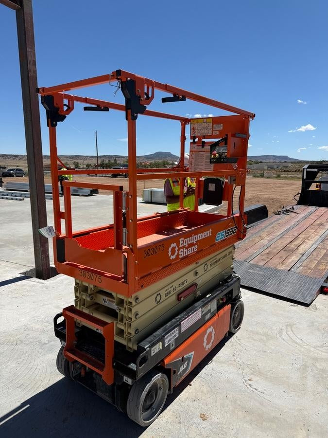 2023 JLG ES1932