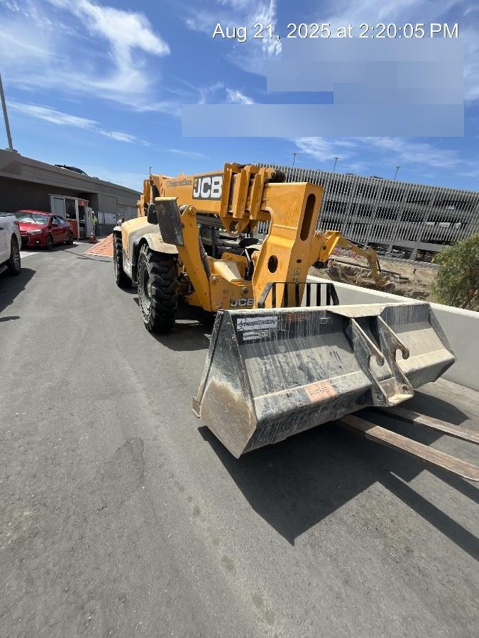 2022 JLG 1001100823