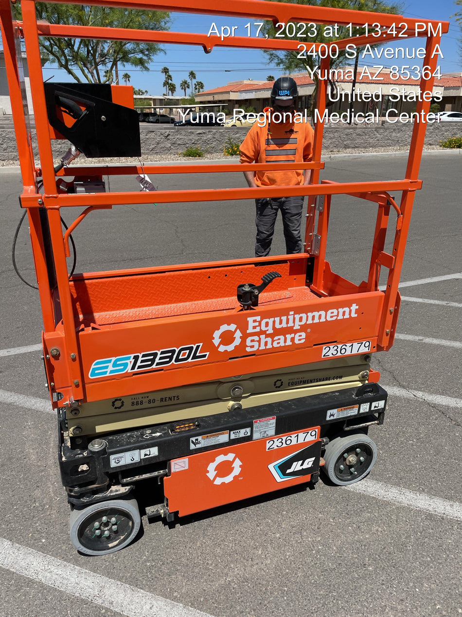 2022 JLG ES1330L
