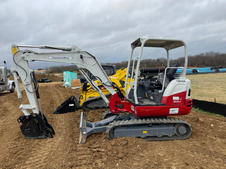 2021 TAKEUCHI TB235-2R