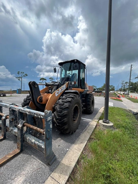 2018 Case 521G CLOSED CAB, JRB 416 STYLE HYD COUPLER