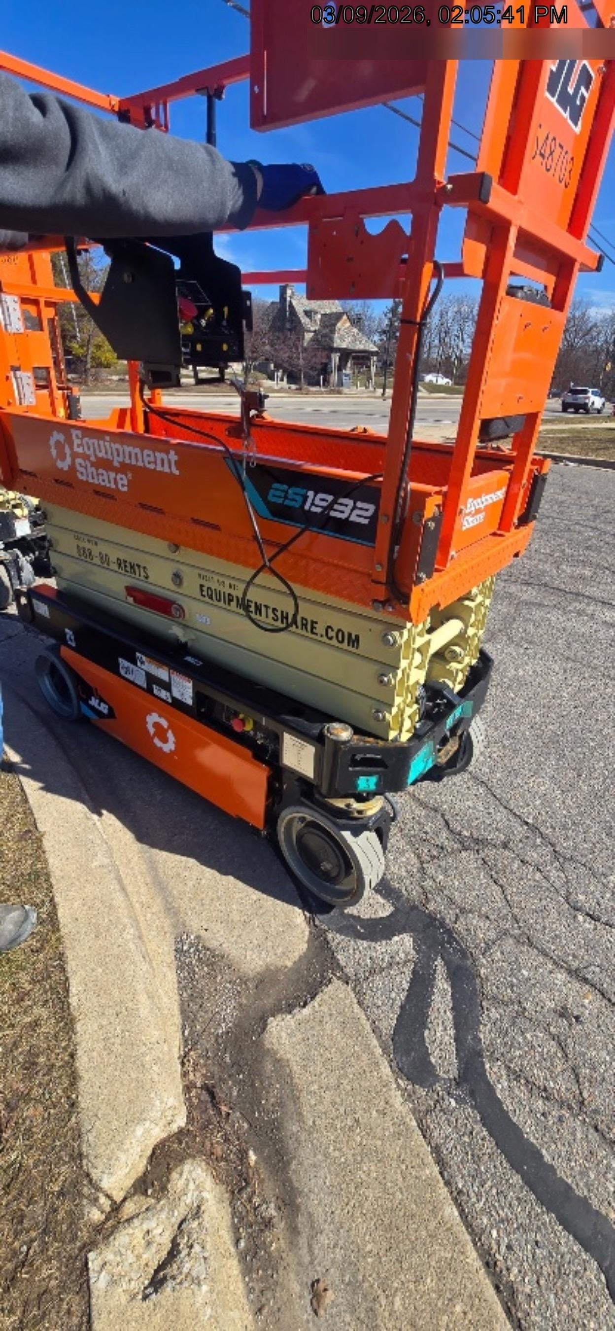 2025 JLG ES1932