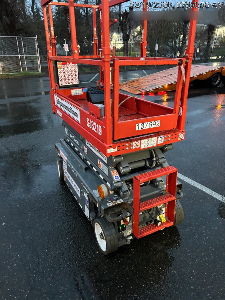 2020 Skyjack SJIII-3219 Solid NM Tires, Half height spring hinged entry gate, Dual Beacons, 800W Inverter