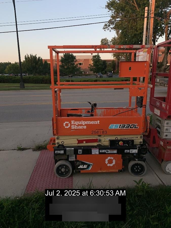 2022 JLG ES1330L
