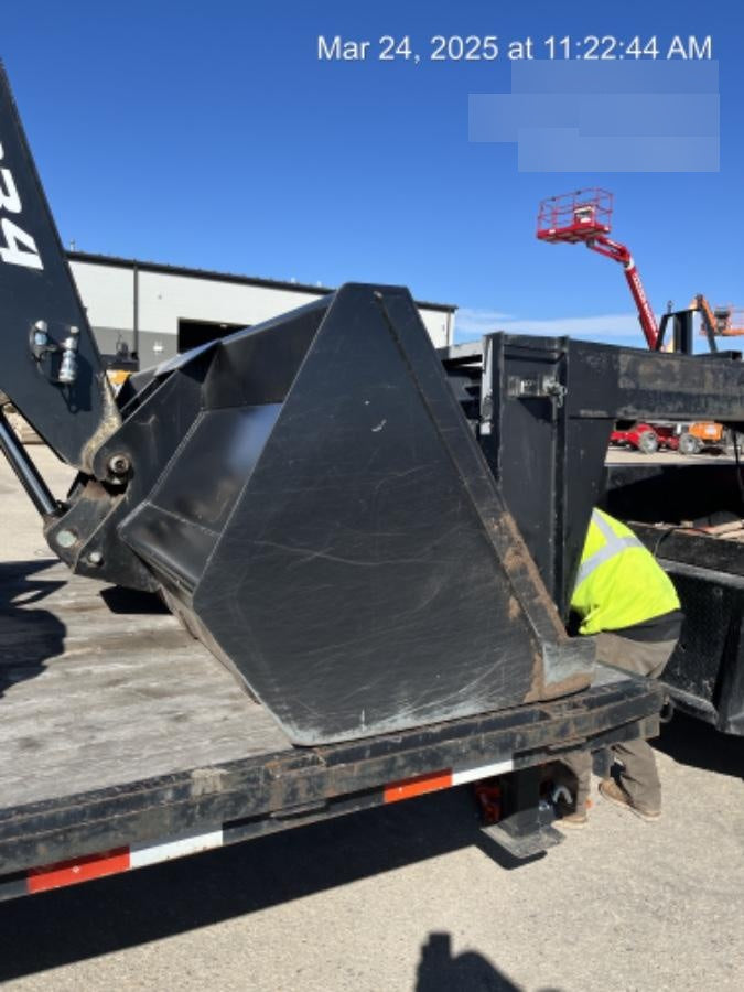 2024 JLG 1001100823