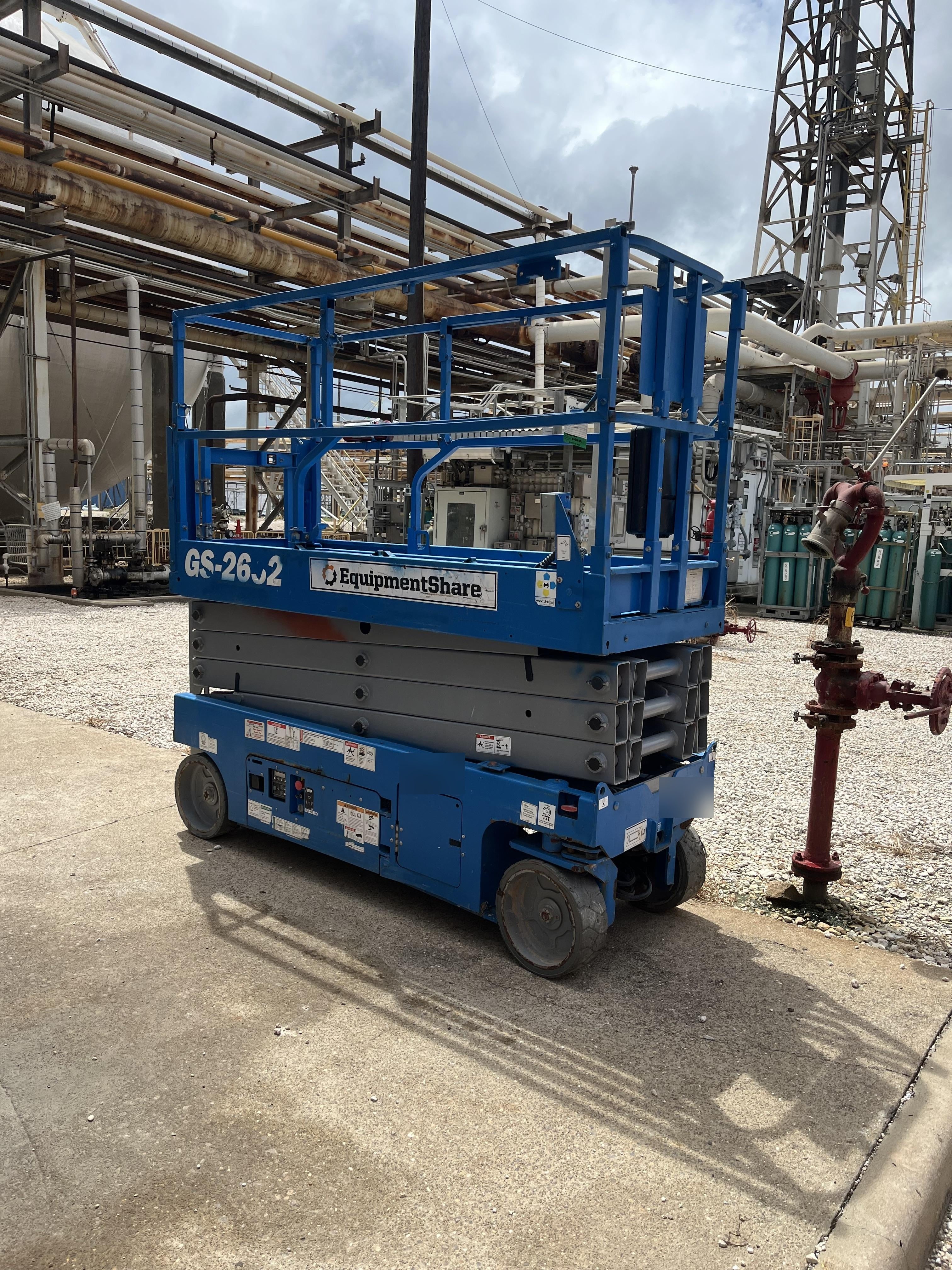 2019 Genie GS-2632 Folding rails with half height swing gate
