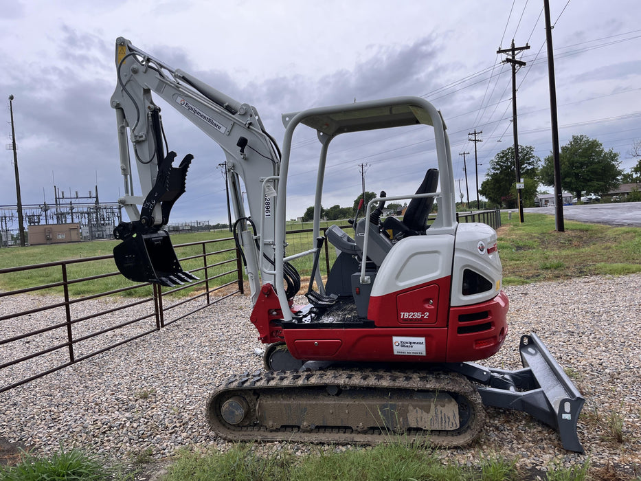 2023 TAKEUCHI TB235-2R