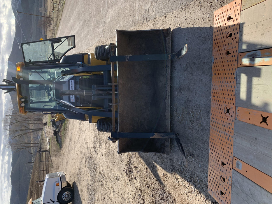 2019 John Deere 410L 4WD, CAB/HVAC, Standard Dipperstick, ISO Controls, Rear Aux Hydraulics, Manual QC w/1.5 Yd Bucket w/Forks, 24" Bucket