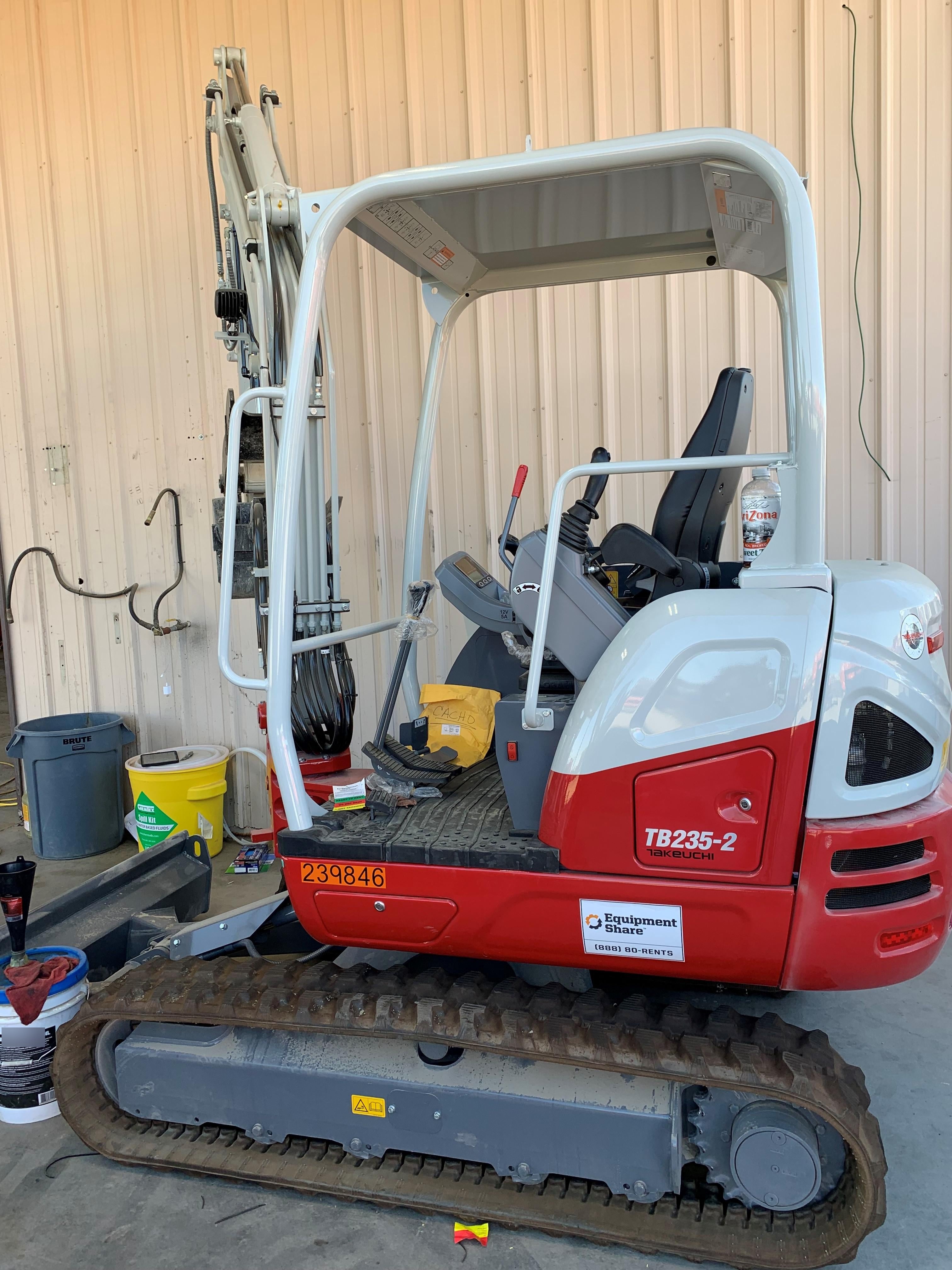 2022 TAKEUCHI TB235-2R