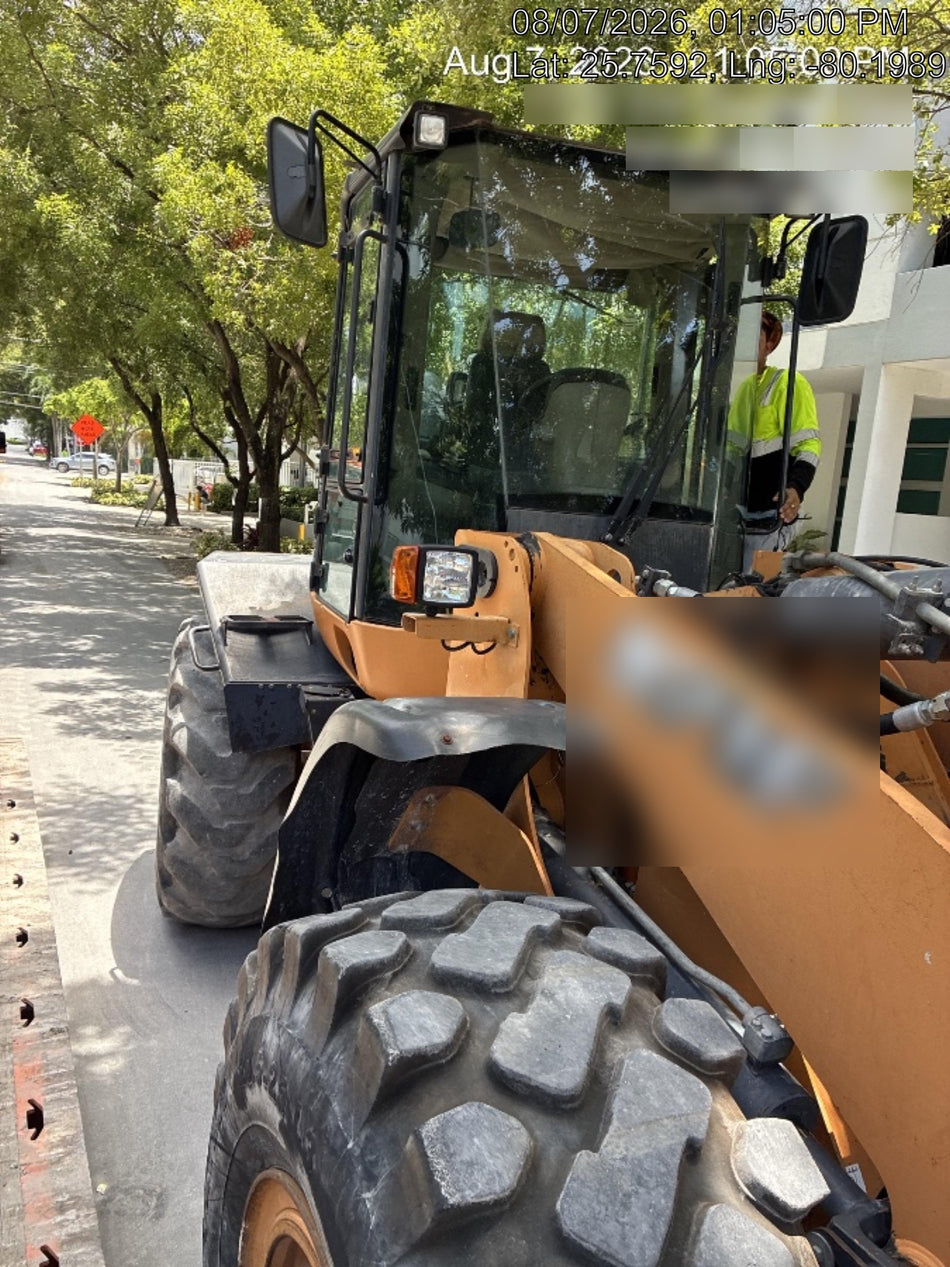 2016 Case 821F CLOSED CAB, JRB 418 STYLE HYD COUPLER
