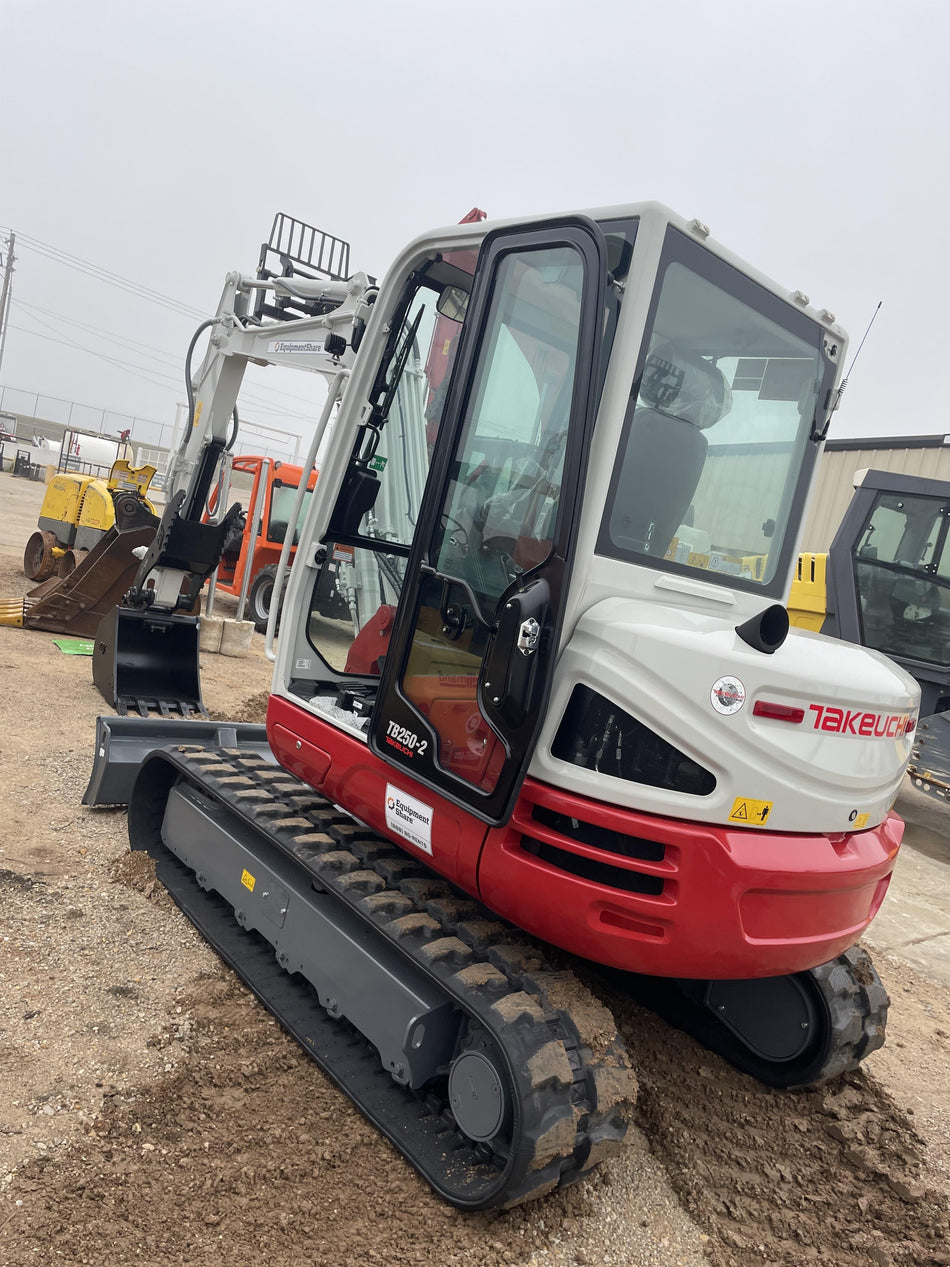 2022 TAKEUCHI TB250-2CR