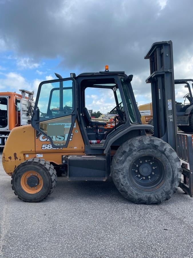 2019 CASE 588H
