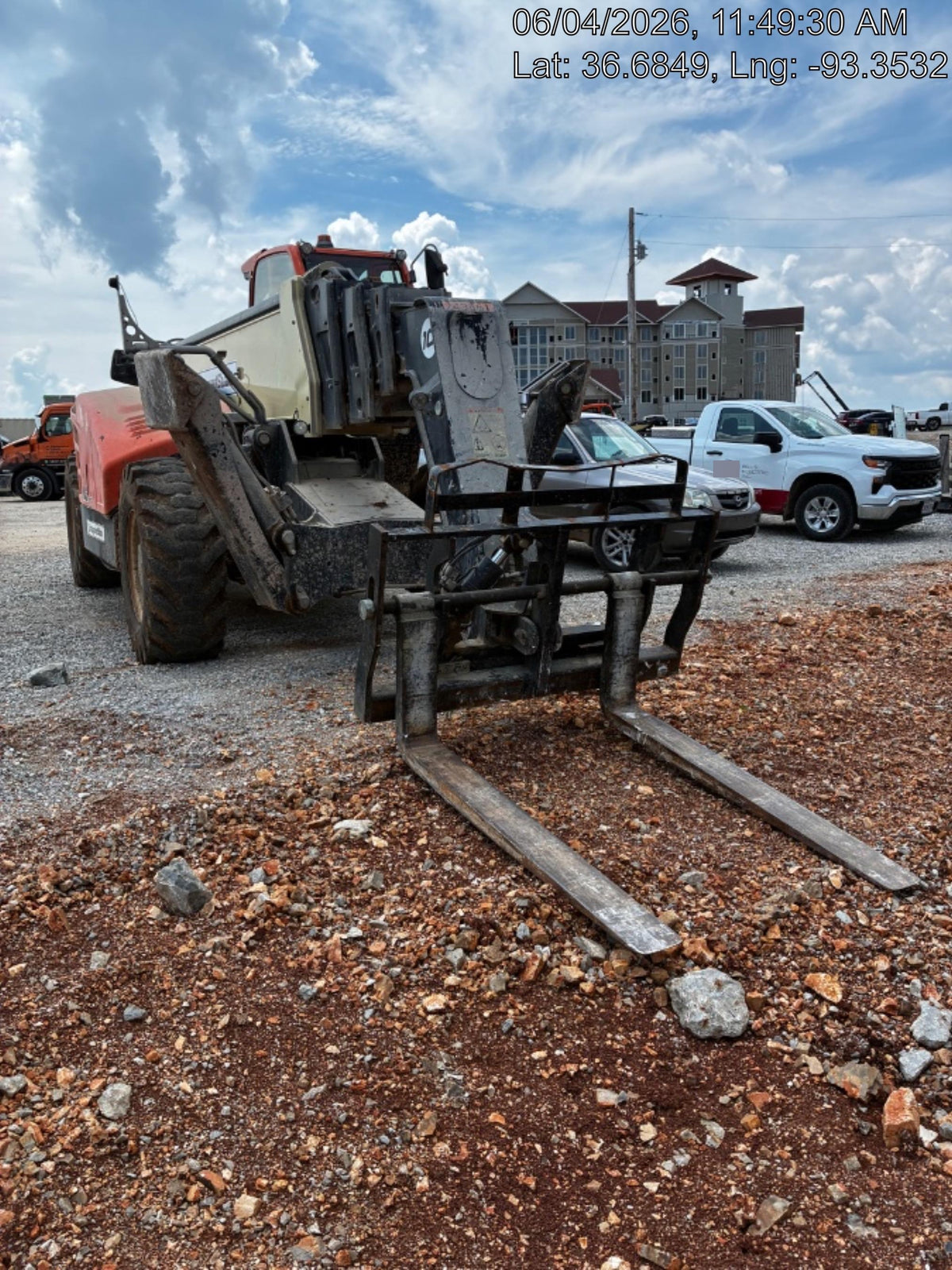 2022 JLG 1075