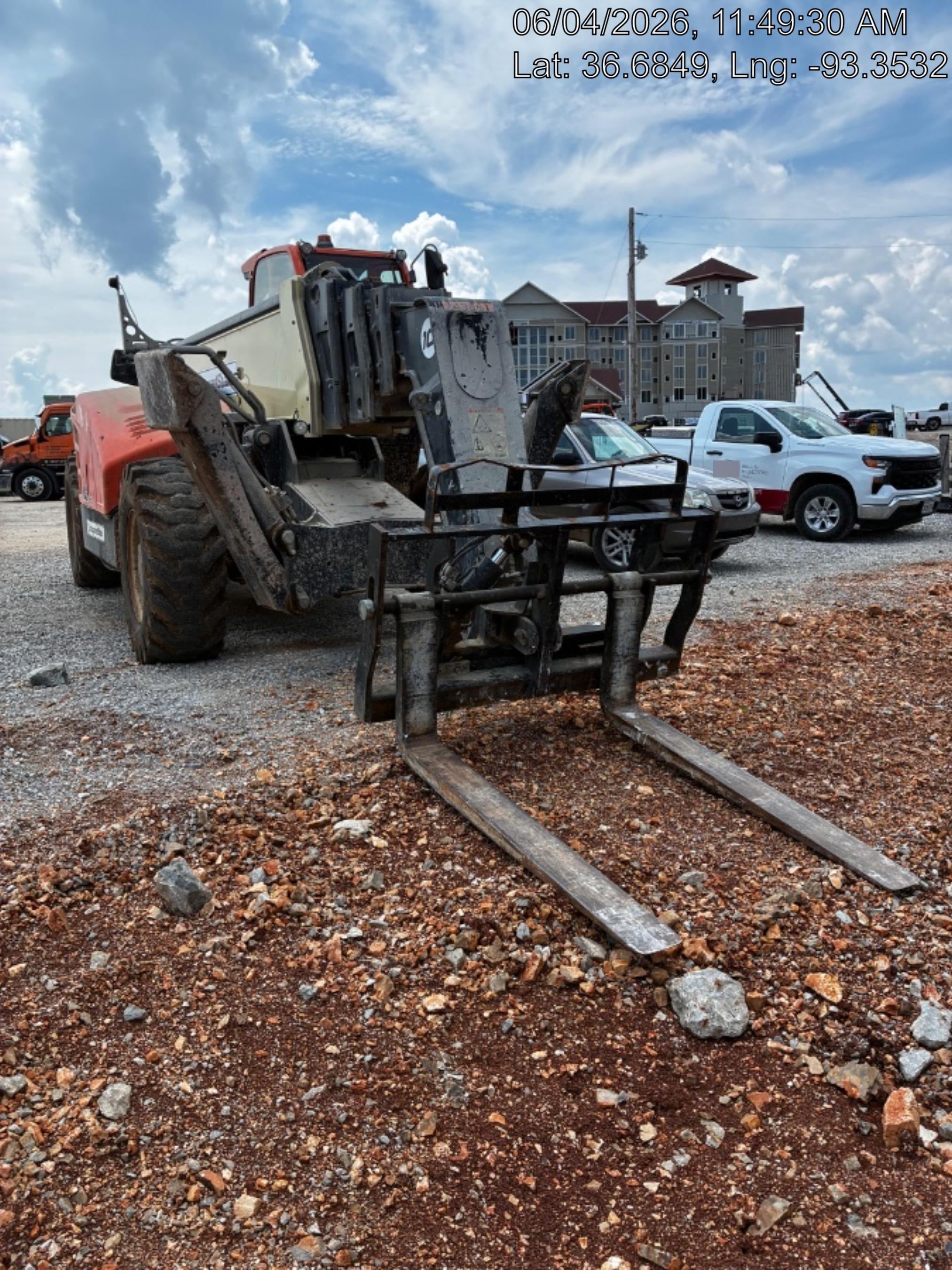 2022 JLG 1075