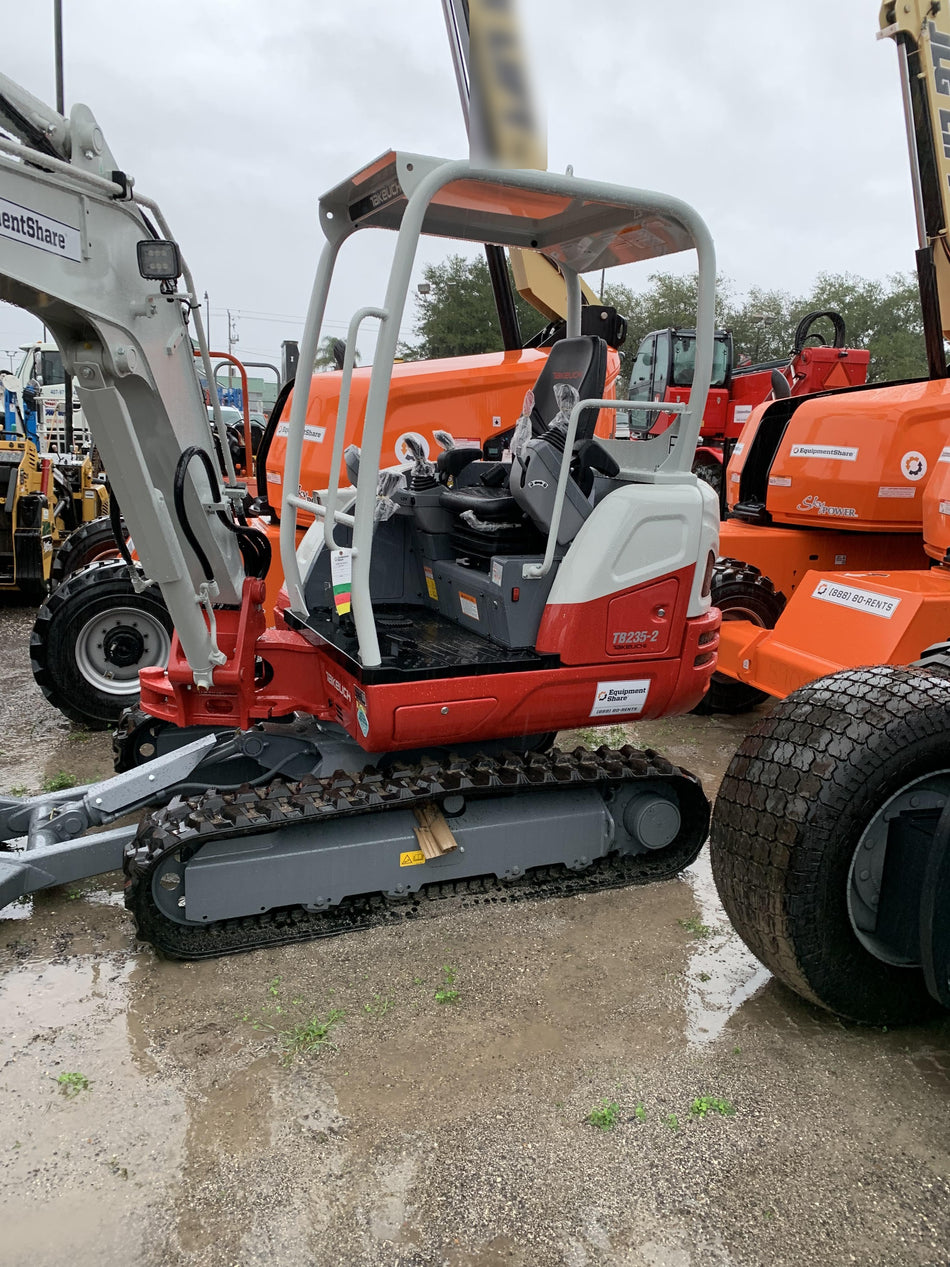 2021 TAKEUCHI TB235-2R