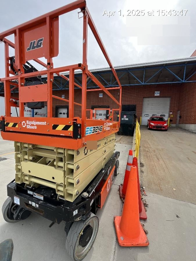 2022 JLG ES3246