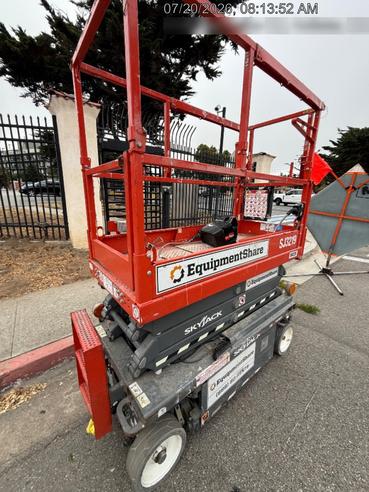 2020 Skyjack SJIII-3219 Solid NM Tires, Half height spring hinged entry gate, Dual Beacons, 800W Inverter