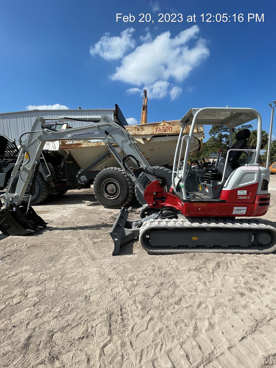 2023 TAKEUCHI TB250-2R