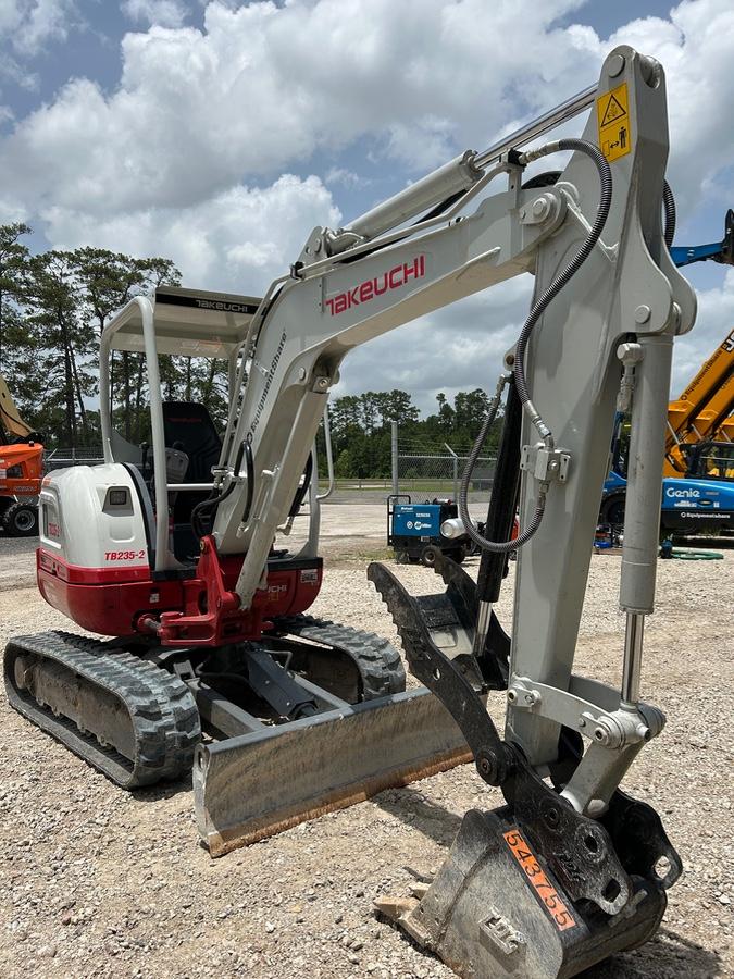 2025 TAKEUCHI TB235-2R