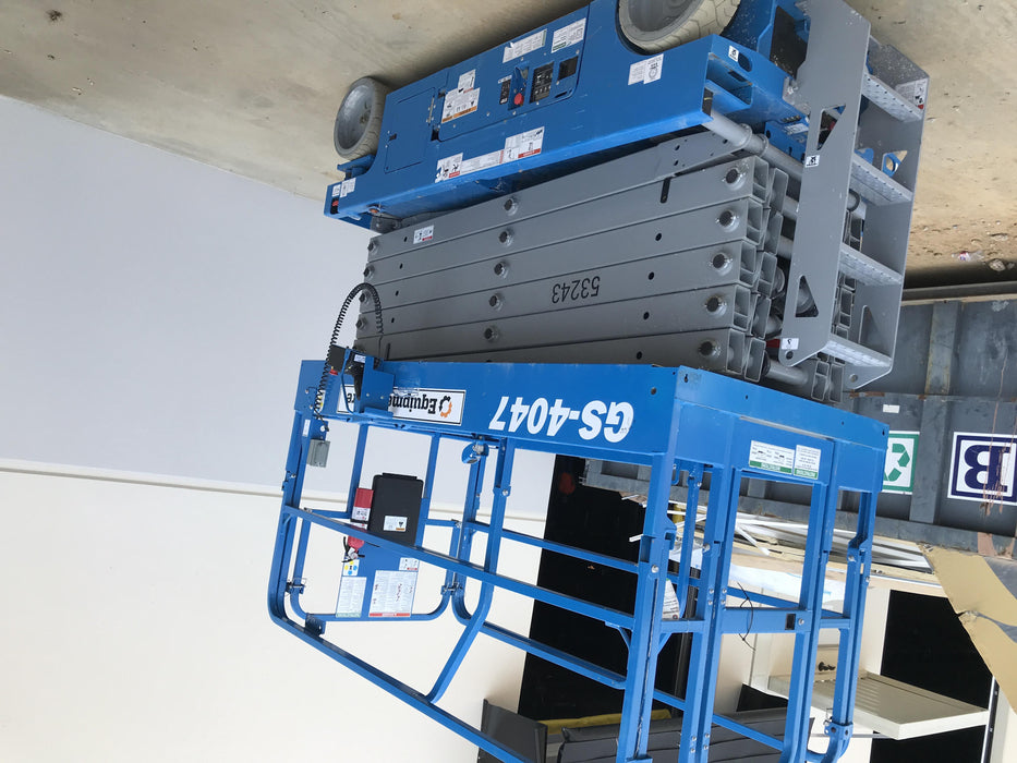 2019 Genie GS-4047 Folding rails with half height swing gate