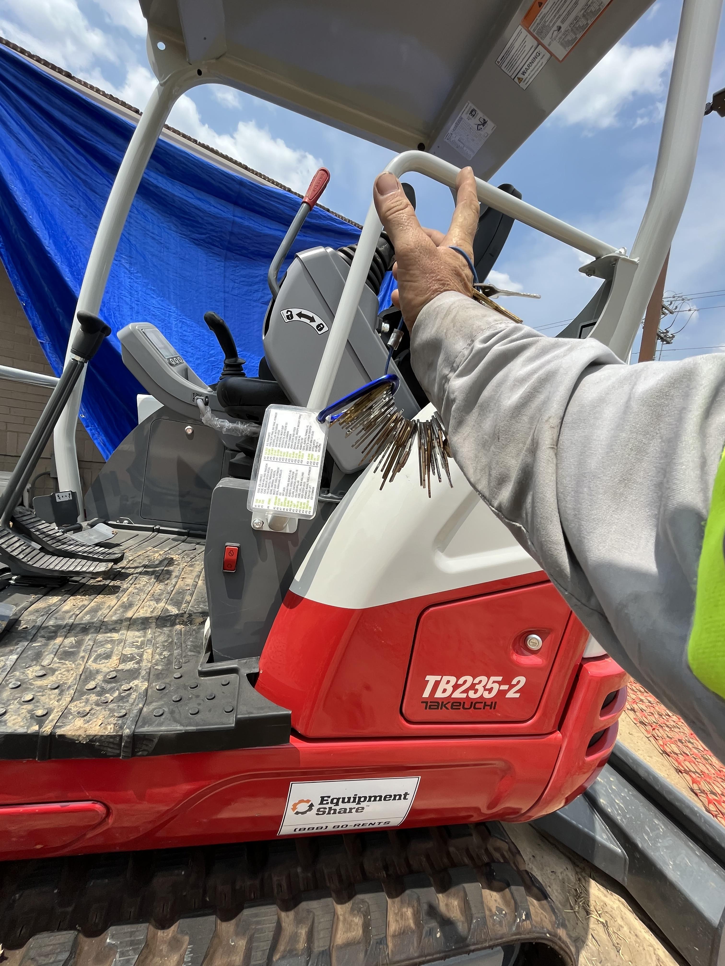 2023 TAKEUCHI TB235-2R