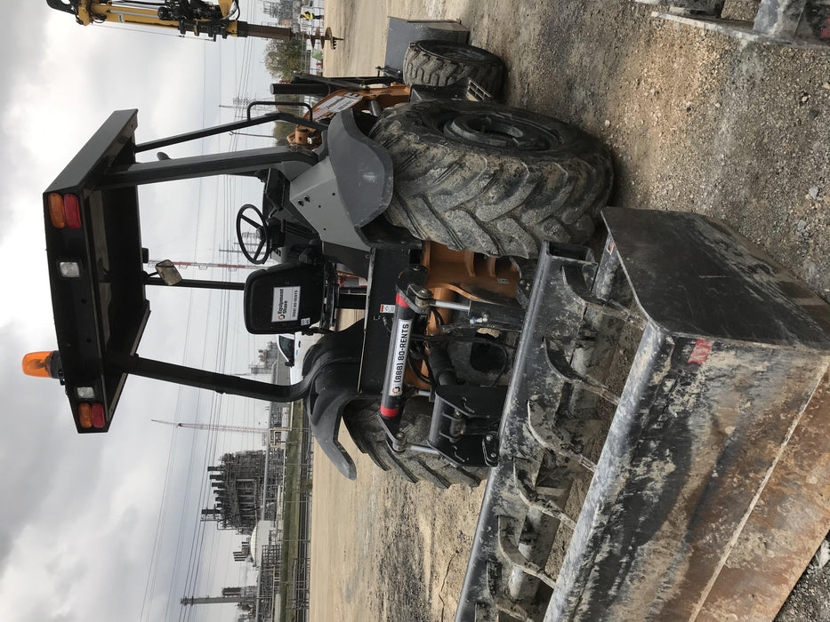 2019 Case 570N EP Canopy, 4WD, GP Front Bucket, Dual Tilt Cylinder, 84" Box Blade w/ Scarifier, Wheel Weights, Beacon