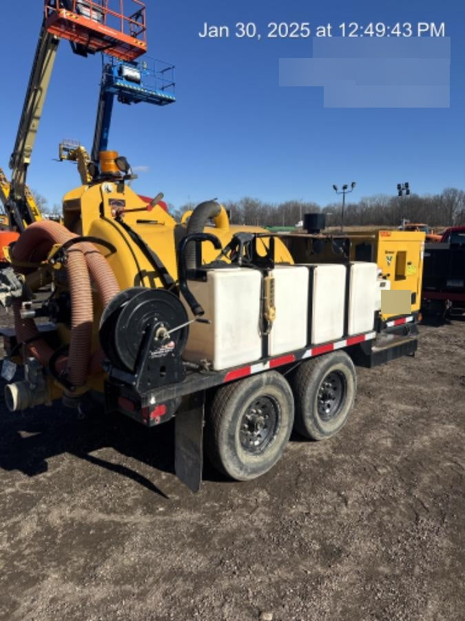 2022 Vac-Tron LP573XDT T4 Koehler Diesel Engine, 500 Gallon Debris Tank, x2 100 Gallon Water Tanks