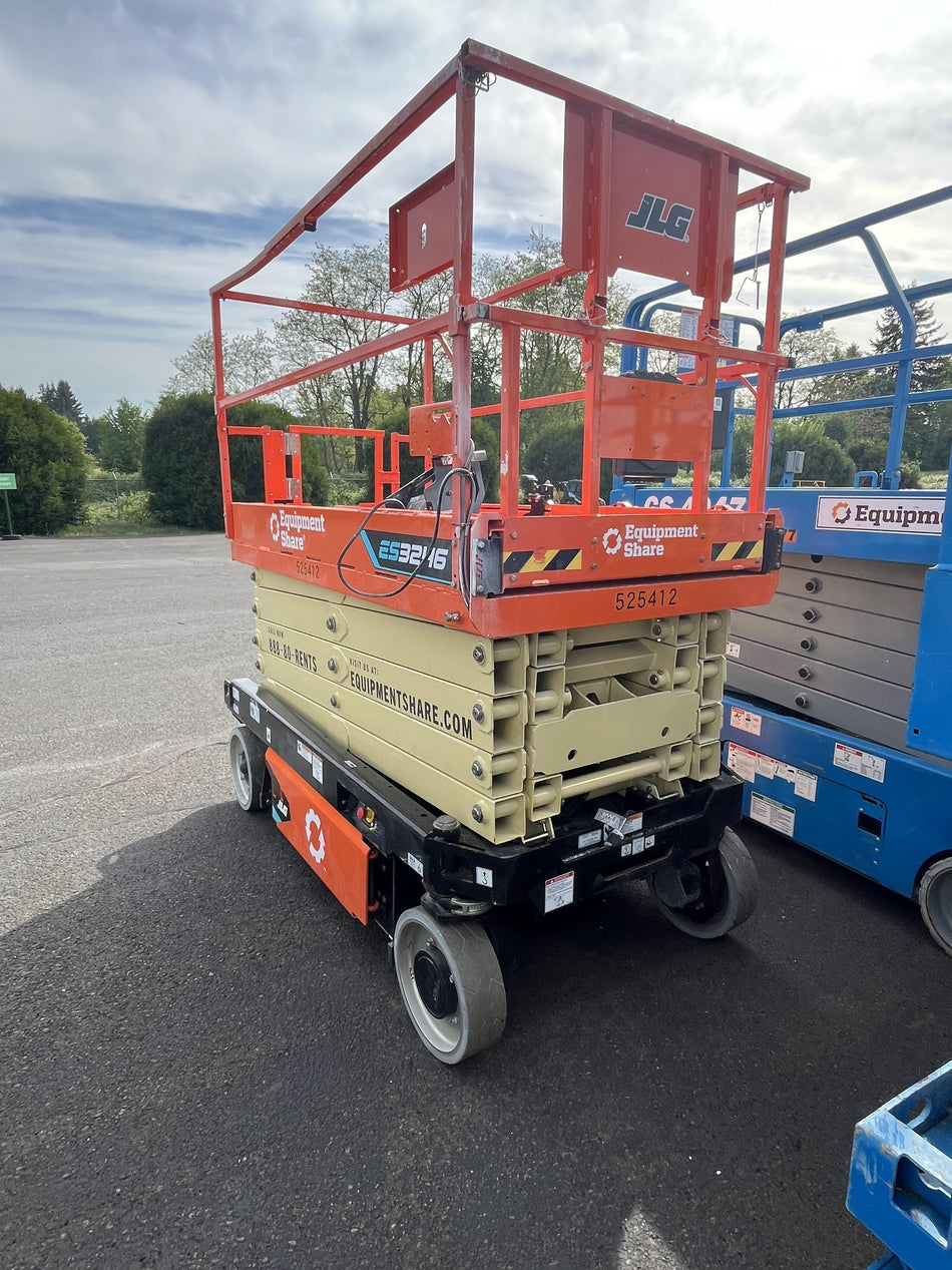 2025 JLG ES3246