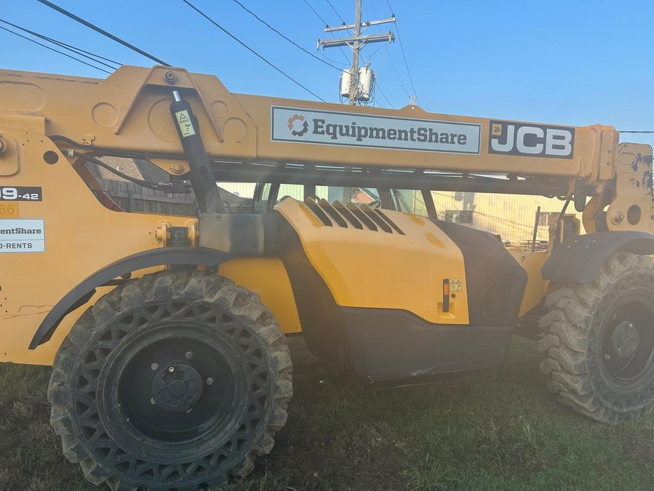 2019 JCB 509-42 JCB 509-42 Enclosed Cab, 74 HP, Solid Tires, Worklights, Beacon, Aux Hydraulics, Lifting Eye